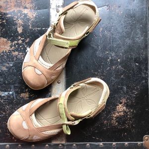 Super comfy Merrell waterproof sandals size 8